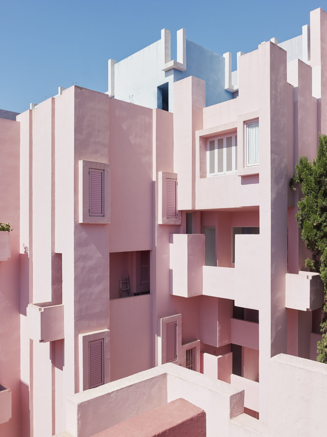 HANNAH SHELBY: Architect Ricardo Bofill's Masterpiece: La Muralla Roja