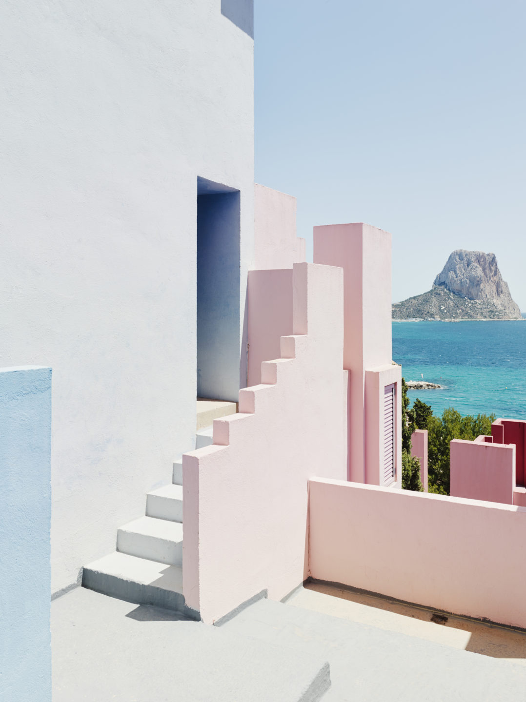 HANNAH SHELBY: Architect Ricardo Bofill's Masterpiece: La Muralla Roja